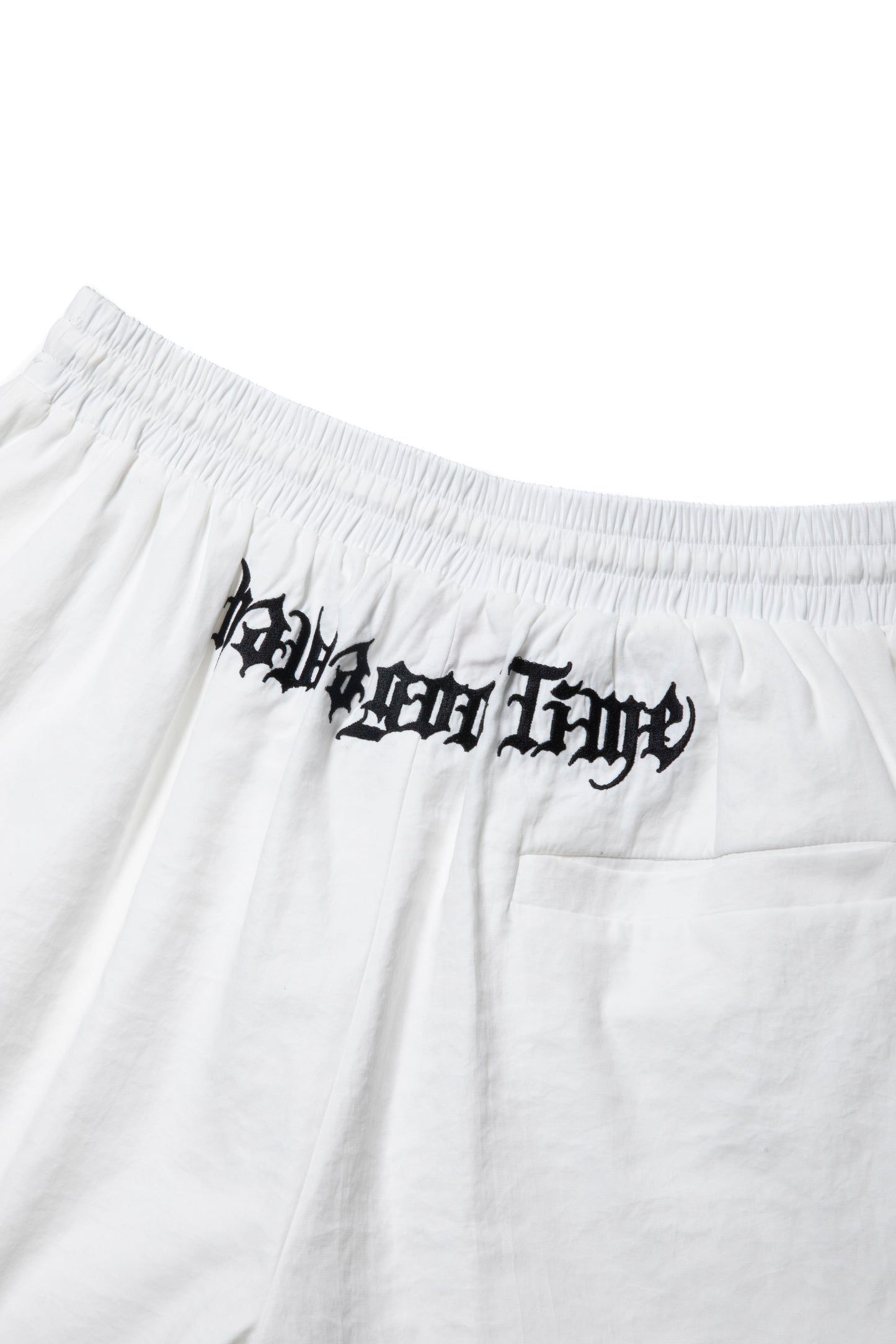 GOTHIC OLD ENGLISH LOGO RELAXED SHORTS WHITE